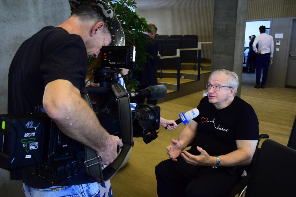 Miroslav Čiháček hovoří se zástupci médií po skončení tiskové konference.
